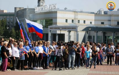 Под российским триколором