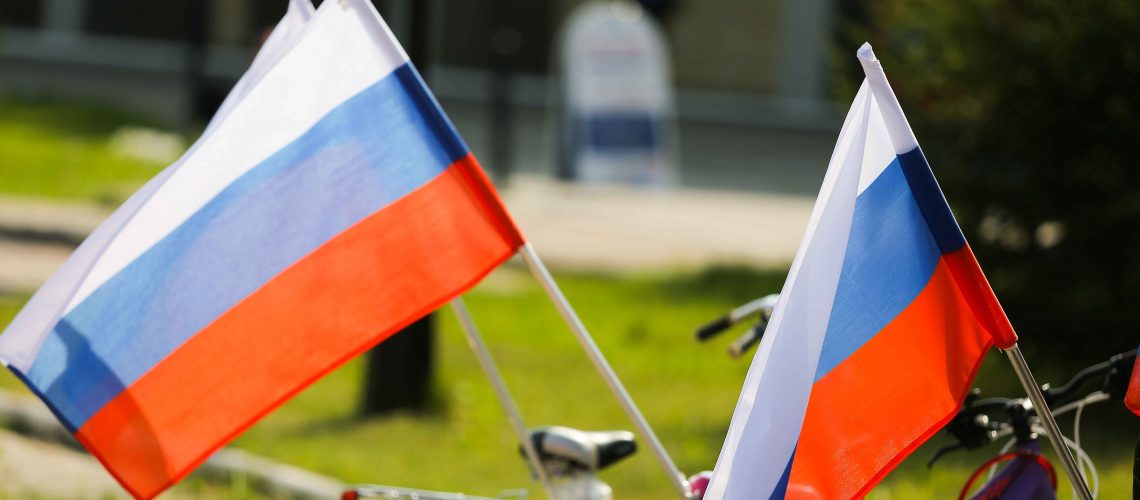 Несколько сот жителей Нефтеюганска приняли участие в митинге, посвященном 350-летию флага РФ.