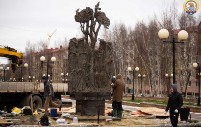 В Нефтеюганск начали устанавливать памятник погибшим в ДТП детям