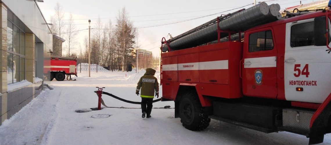 Нефтеюганские огнеборцы потушили условный пожар в горбиблиотеке