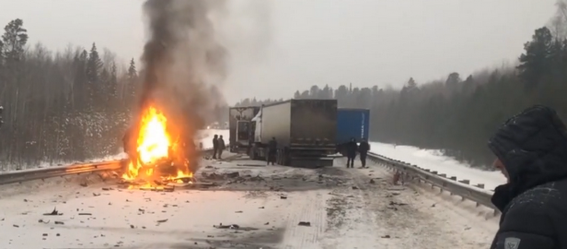 Около Куть-Яха столкнулись 6 авто. Один человек сгорел заживо.