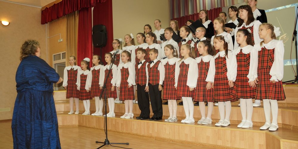 Учащиеся «ДМШ им.В.В.Андреева» провели праздничный концерт в первой школе.