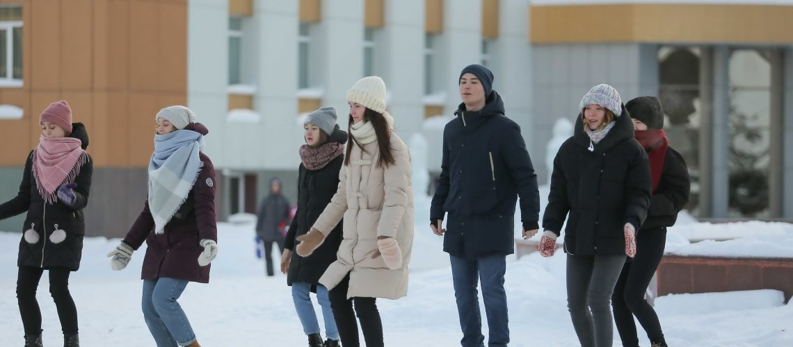 Танцуют школьники и студенты:))