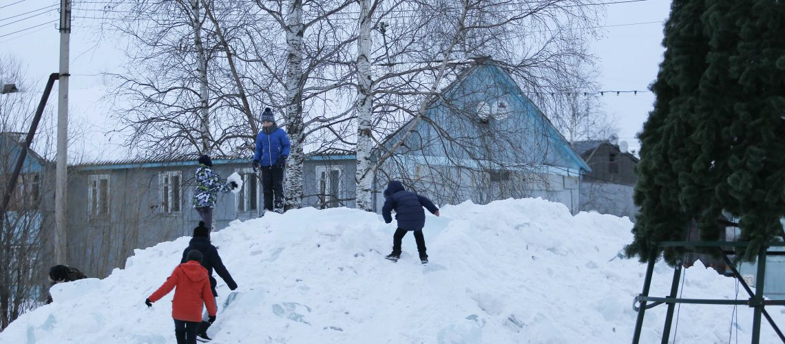 В городе сносят ледяные городки