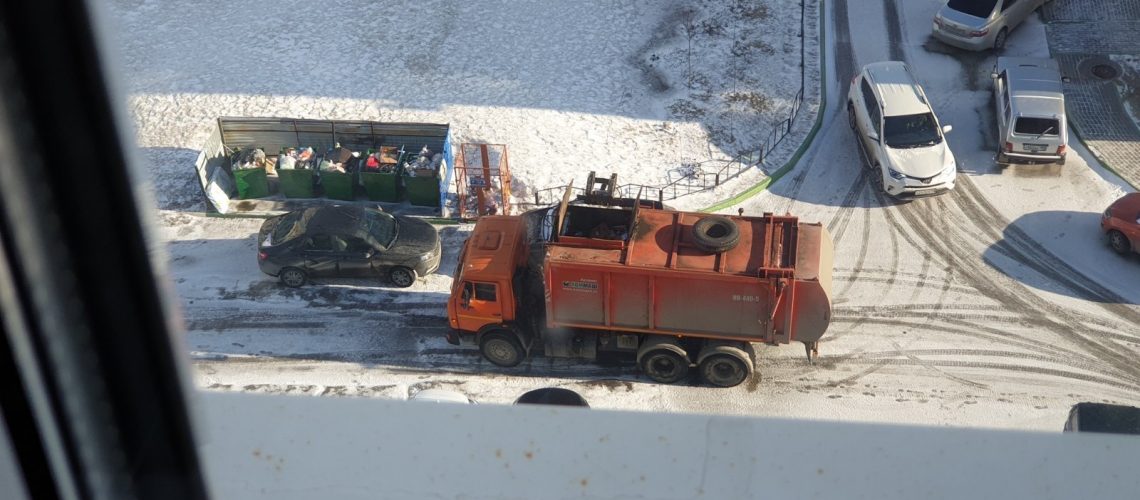 Автомобиль мусоровозу помешал☹