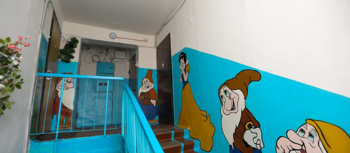 А у нас вот такая красота в подъезде :)