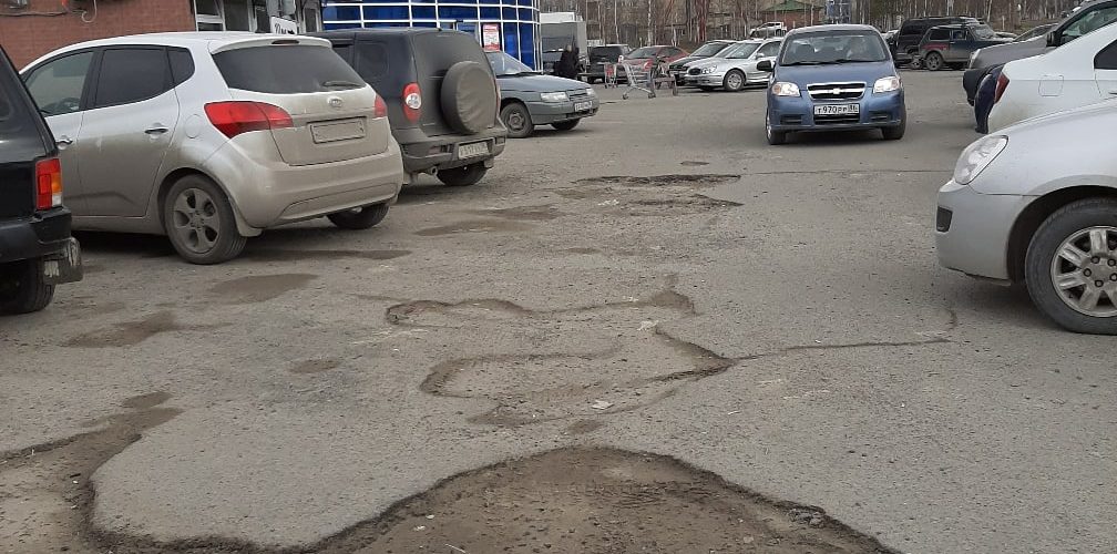 Нефтеюганцы жалуются на парковку самого большого продуктового магазина города.