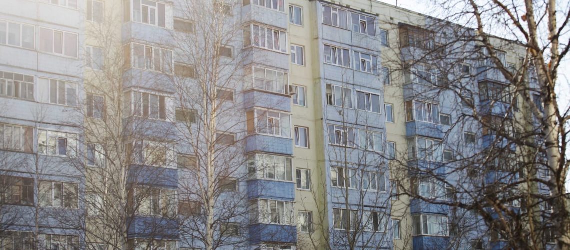 В Сургуте из окна выпал годовалый малыш