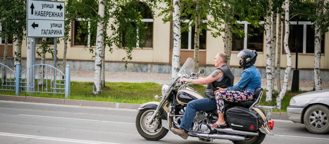 Между рядами появляются мотоциклисты