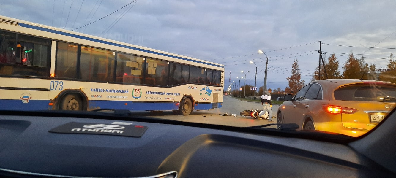 Произошло ДТП с участием мотоциклиста и рейсового автобуса. Ул Сургутская