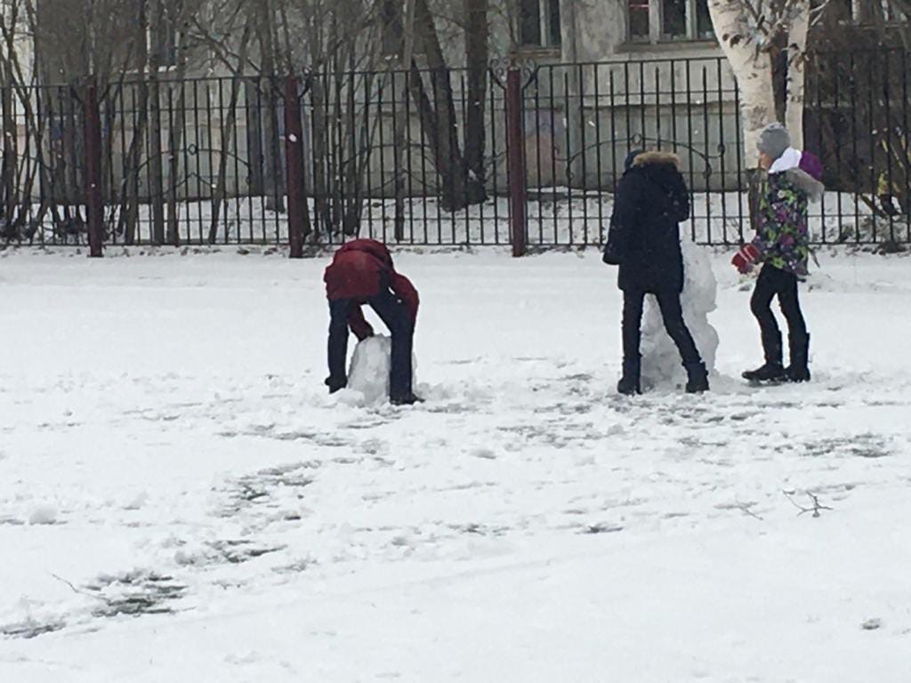 Детишкам сейчас радость. Лепят снеговиков, играют в снежки. Зима пришла в наш город.