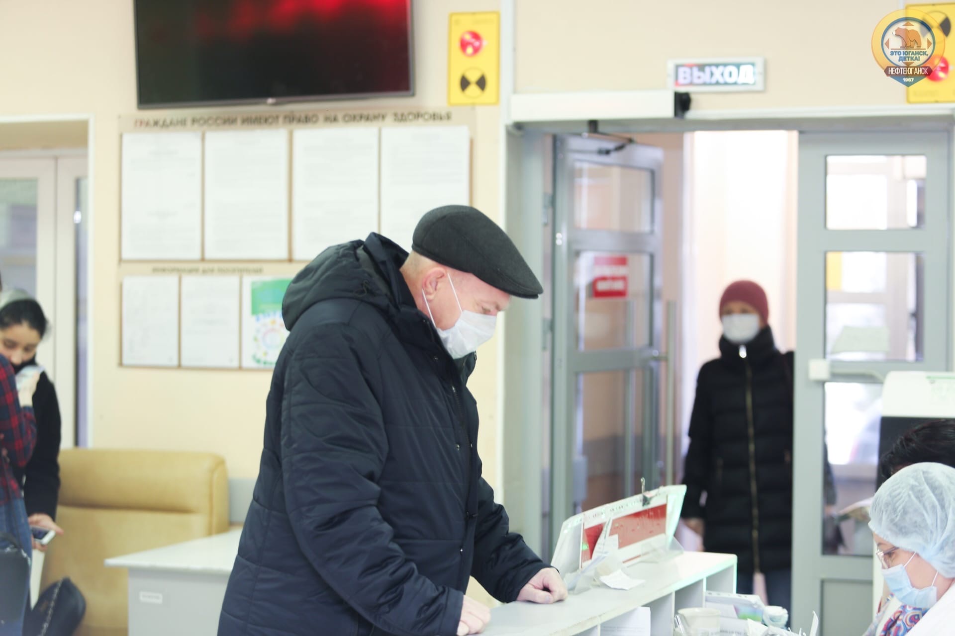 Роспотребнадзор ввел всеобщий масочный режим
