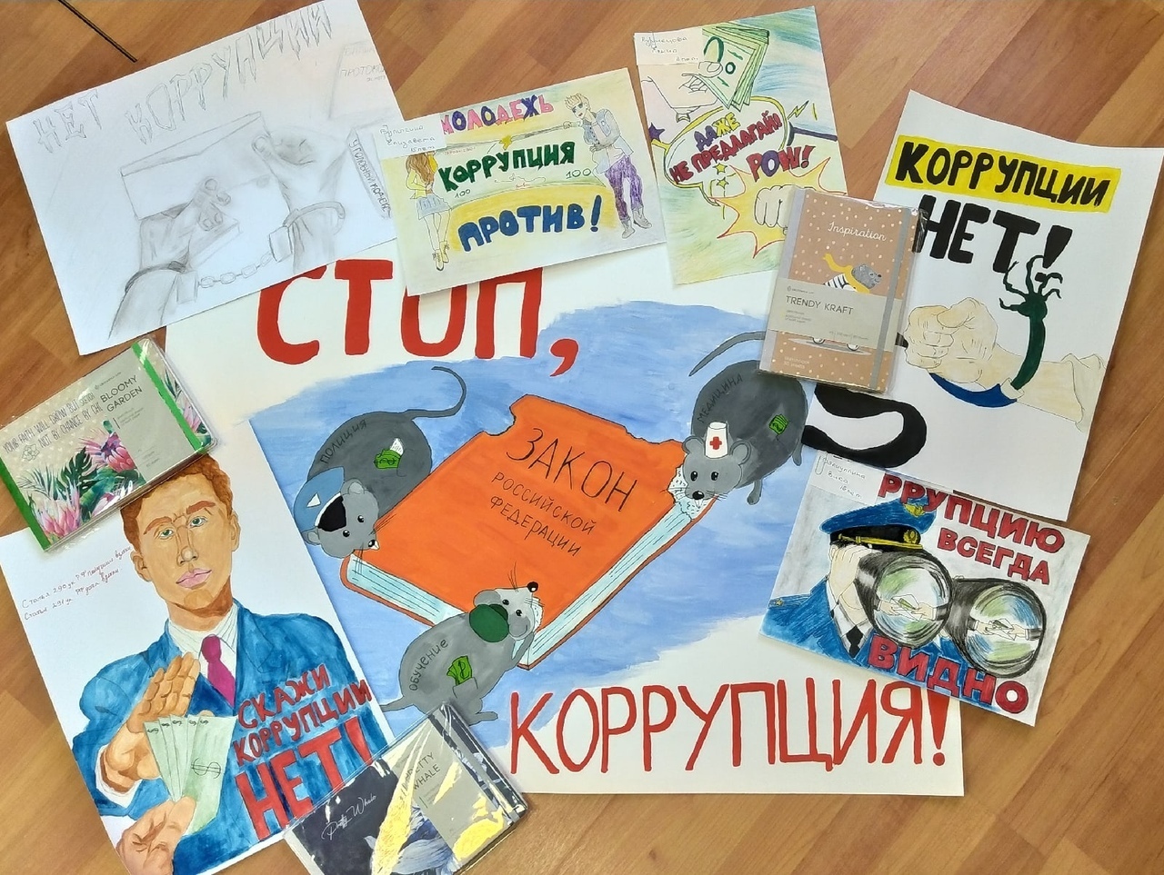 В городской библиотеке подвели итоги молодежного конкурса плакатов и рисунков «Нефтеюганск против коррупции».