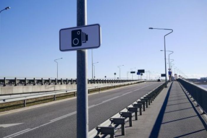 В Югре для снижения аварийности на дорогах ставят свет и камеры