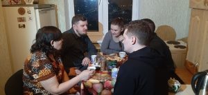 Помогали всем городом.