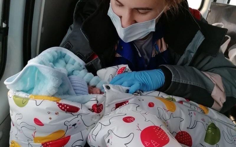 Бригада скорой медицинской помощи Сургута помогла появиться на свет чудесному малышу