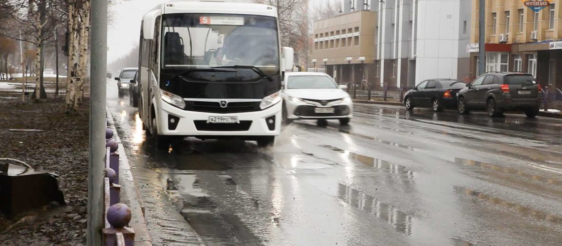 Уважаемые водители, сбрасывайте скорость перед лужами...