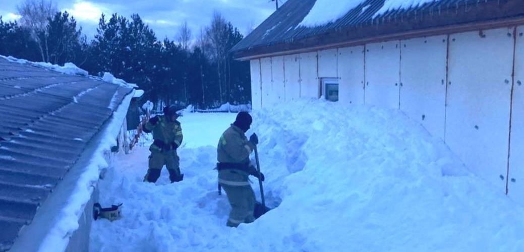 Сотрудники МЧС в Югре спасли женщину из-под снежного завала