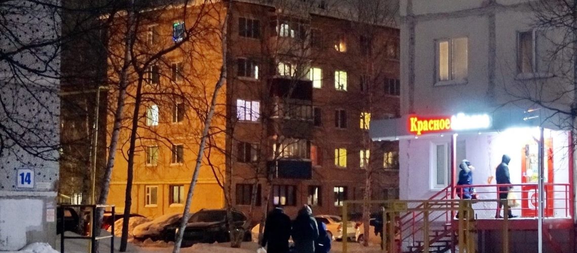В России предложили запретить продавать алкоголь и сигареты покупателям с детьми.