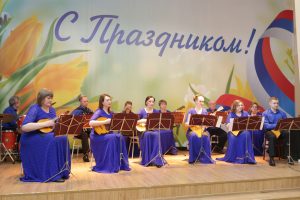 Вместе с цветами вручили почетные грамоты.