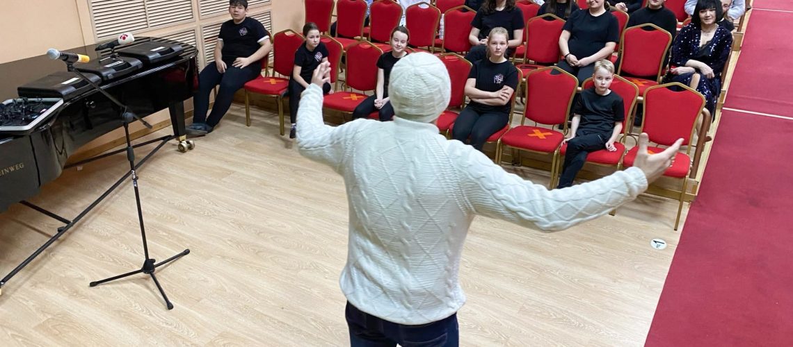 Споют «Катюшу» на английском и французском.