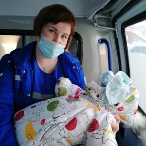 Бригада скорой медицинской помощи Сургута помогла появиться на свет чудесному малышу