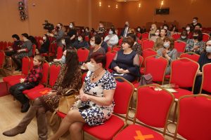 Вместе с цветами вручили почетные грамоты.