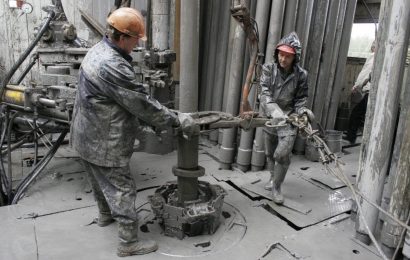Нефтяники просят сократить 60-дневную вахту. Но власти ХМАО пойти на это пока не готовы Нефтяники просят сократить 60-дневную вахту. Но власти ХМАО пойти на это пока не готовы