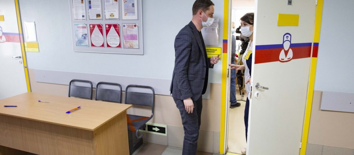 В Югре этим летом специалистов допустят до работы с детьми при наличии антител или прививки от ковида