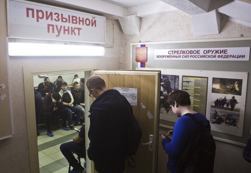 В военкоматах Югры и муниципалитетов округа работают телефоны «горячих линий»