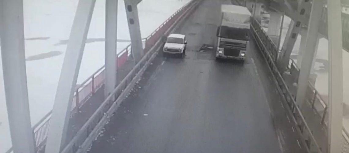 По факту падения мужчины с моста в Нефтеюганском районе проводится проверка