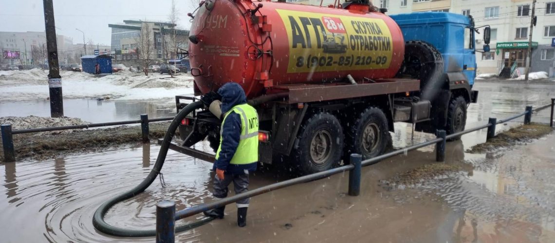 Жители Нефтеюганска ежедневно жалуются на лужи, из-за которых в ряде микрорайонов очень сложно передвигаться пешком.