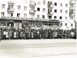Поздравляем всех с праздником ! Мир, Труд, Май!