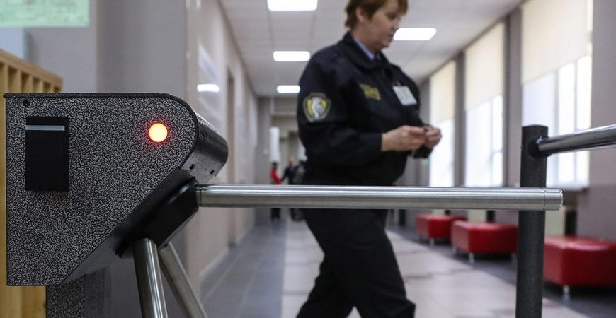 В школах Югры устанавливают тревожные кнопки