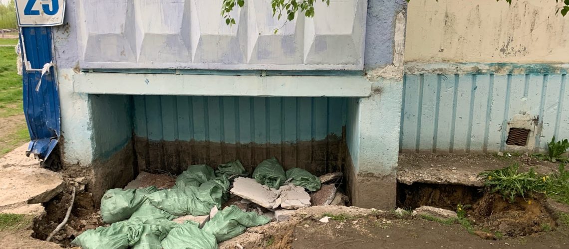 После сильного ливня произошёл обвал придомовой подбалконной территории
