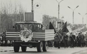 Поздравляем всех с праздником ! Мир, Труд, Май!