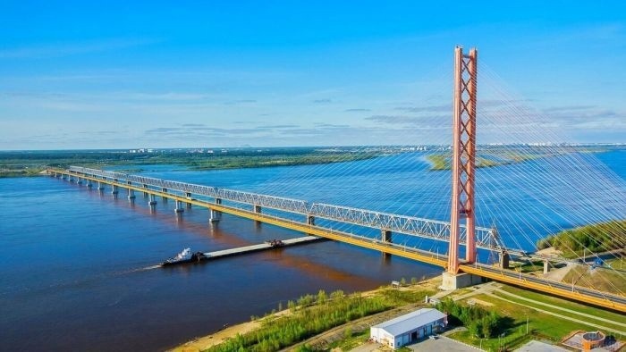 Движение по мосту через Обь в районе Сургута временно перекроют