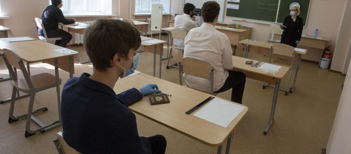 Выпускники из Югры, завалившие ОГЭ по математике, пересдадут экзамен в резервные дни