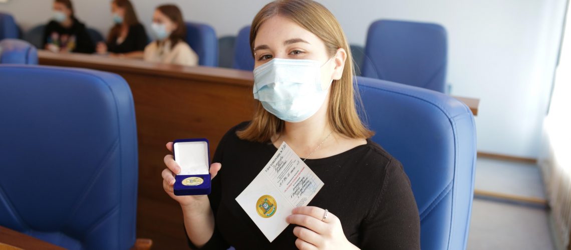 57 выпускников в этом году получили "золотые" медали РФ за особые успехи в обучении.