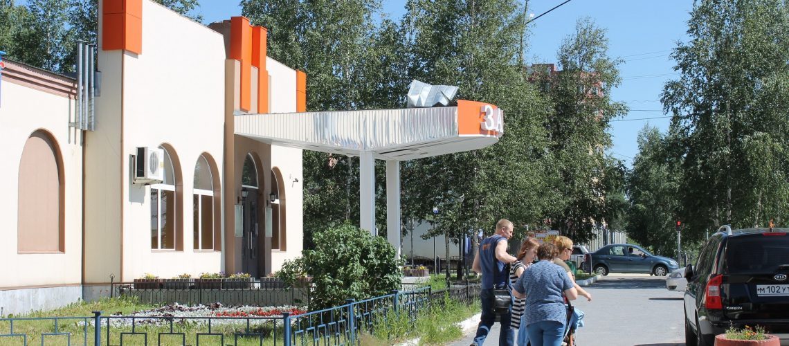 Жителям ХМАО разрешили проведение массовых церемоний бракосочетаний в ЗАГСах. Раньше туда пускали не более восьми человек одновременно