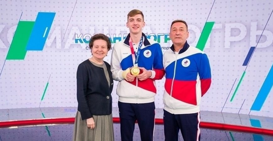 ₽4 000 000 за золото. В Югре олимпийским чемпионам вручили денежные сертификаты
