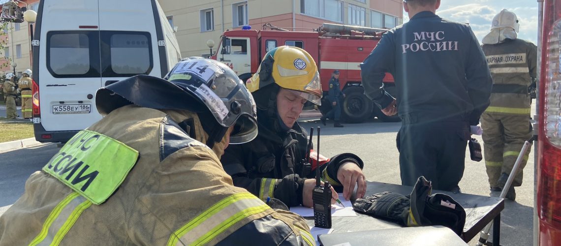 В Нефтеюганске 17.08.2021 прошли тренировочные пожарно-тактические учения с группой начальствующего состава Нефтеюганского местного пожарно-спасательного гарнизона по адресу: г. Нефтеюганск, 11 микрорайон, строение 123