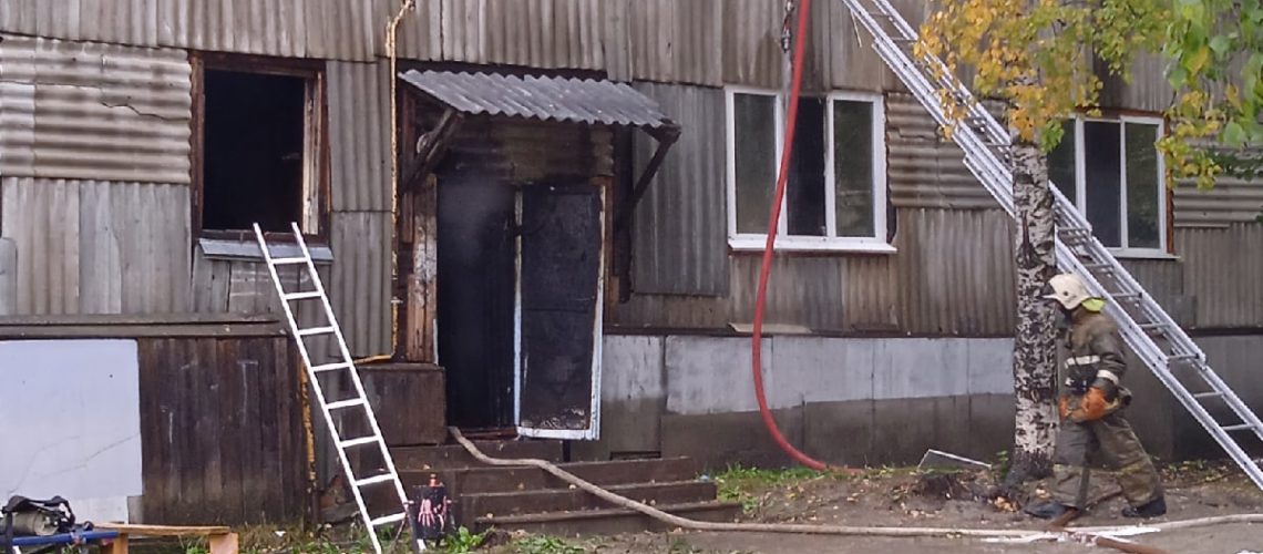 Пожар в жилом двухэтажном доме тушили сегодня в Нефтеюганске.