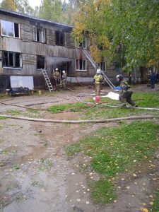 Пожар в жилом двухэтажном доме тушили сегодня в Нефтеюганске.