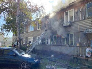 Пожар в жилом двухэтажном доме тушили сегодня в Нефтеюганске.