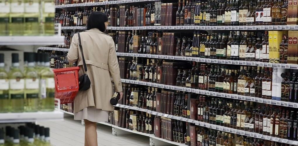 Детские пособия в России запретят тратить на алкоголь и сигареты