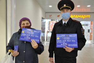 В Нефтеюганске общественники выпустили учебные банковские карты для борьбы с мошенниками.