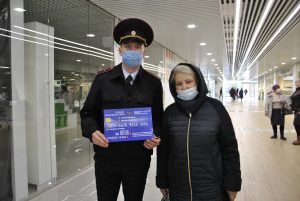 В Нефтеюганске общественники выпустили учебные банковские карты для борьбы с мошенниками.