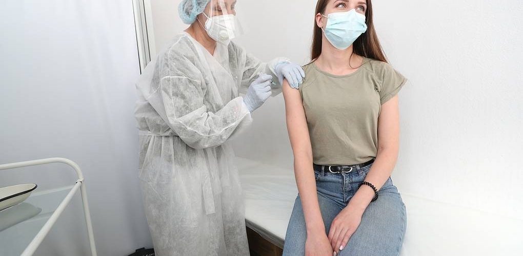 Югре ввели обязательную вакцинацию против COVID-19 для отдельных категорий граждан