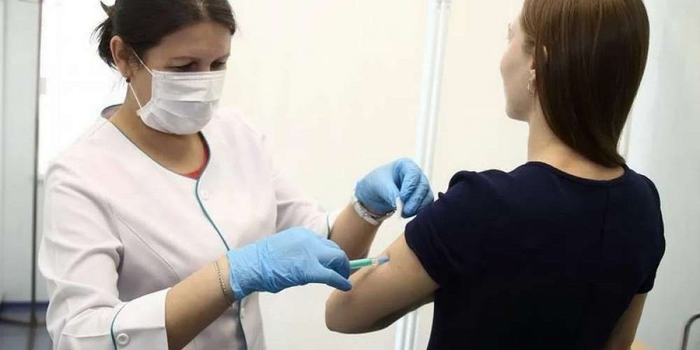 В России в ближайшее время планируют прививать от COVID-19 подростков
